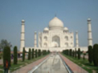 泰姬瑪哈陵(Taj Mahal)位於亞穆納河畔,是蒙兀兒第五代君王─沙‧賈汗(Shah Jahan),為皇后慕塔芝所建造的陵墓,於1631年開始興建,費時22年才建造完成。樣式融合印度、波斯、中亞回教等風格,中央主體以白色大理石構造,造型比例完美,建築學和美學方面都堪稱極品,被譽為世界七大奇觀之一。